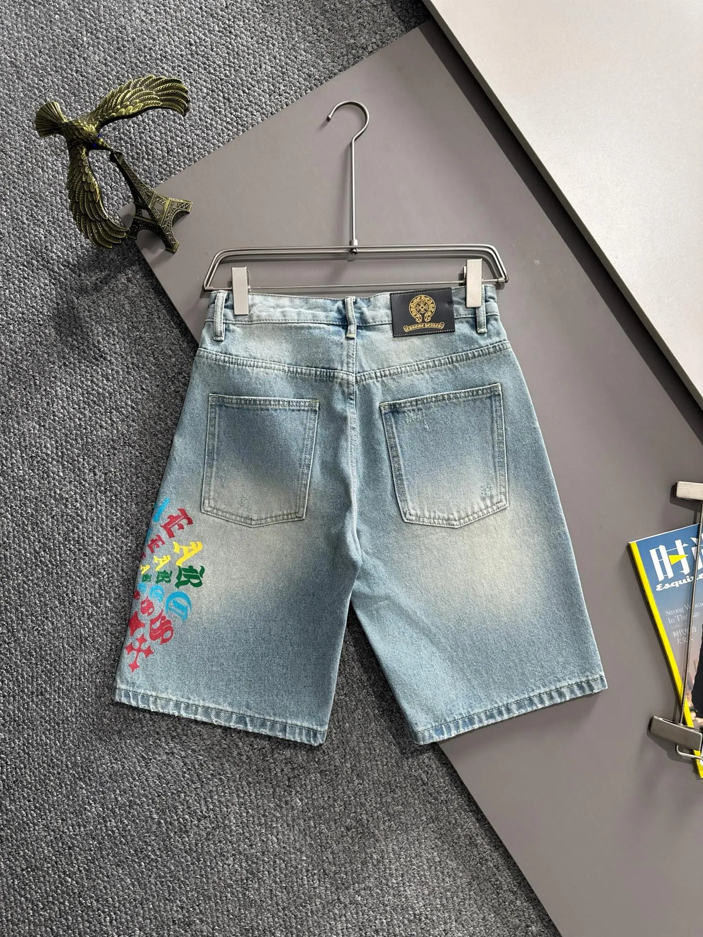 🅿️330 Croxin 2025 summer new jeans denim shorts, imported from Japan Denim plain cotton denim fabric woven and produced, complete with three standards, top stone washing process makes the texture reach the old taste of the 1980s, soft, delicate, comfortable and breathable, the color has a modern and fashionable vicissitudes, the upper body is versatile and fashionable! Light luxury, a must-have item for daily commuting! Code number: 28-40 (please state your height and weight when placing an order)